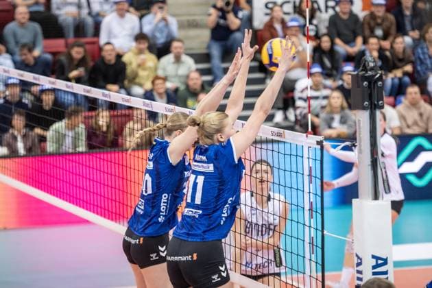 Stuttgart block of Pia Kaestner Allianz MTV Stuttgart, 10 and Pauline Martin Allianz MTV Stuttgart, 11 fend off Flachter ball GER, Allianz MTV Stuttgart vs Binder Blaubaeren Flacht, Volleyball Bundesliga, VBL, Spielzeit 2025 2026, 15 11 2025 GER, Allianz MTV Stuttgart vs Binder Blaubaeren Flacht, Volleyball Bundesliga, VBL, Spielzeit 2025 2026, 15 11 2025 Stuttgart Copyright: xSandyxDinkelackerx EP_SDR