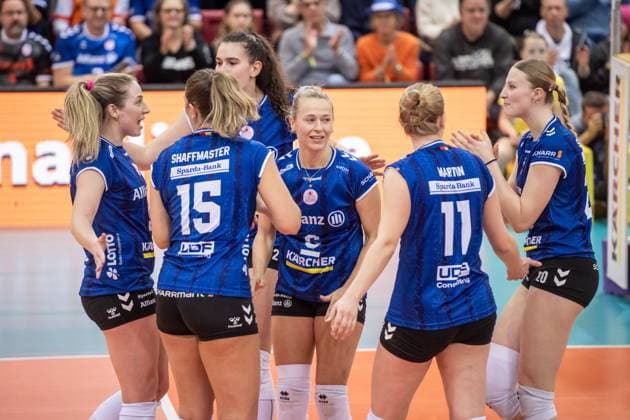 Antonia Stautz Allianz MTV Stuttgart, 06 , center is happy with team GER, Allianz MTV Stuttgart vs Binder Blaubaeren Flacht, Volleyball Bundesliga, VBL, season 2025 2026, 15 11 2025 GER, Allianz MTV Stuttgart vs Binder Blaubaeren Flacht, Volleyball Bundesliga, VBL, season 2025 2026, 15 11 2025 Stuttgart Copyright: xSandyxDinkelackerx EP_SDR