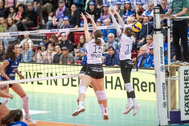 Lizzy Irine Lobzhanidze Binder Blaubaeren TSV Flacht, 15 and Roxana Vogel Binder Blaubaeren TSV Flacht, 13 try to block attack from covered Antonia Stautz Allianz MTV Stuttgart, 06 GER, Allianz MTV Stuttgart vs Binder Blaubaeren Flacht, Volleyball Bundesliga, VBL, Spielzeit 2025 2026, 15 11 2025 GER, Allianz MTV Stuttgart vs Binder Blaubaeren Flacht, Volleyball Bundesliga, VBL, Spielzeit 2025 2026, 15 11 2025 Stuttgart Copyright: xSandyxDinkelackerx EP_SDR
