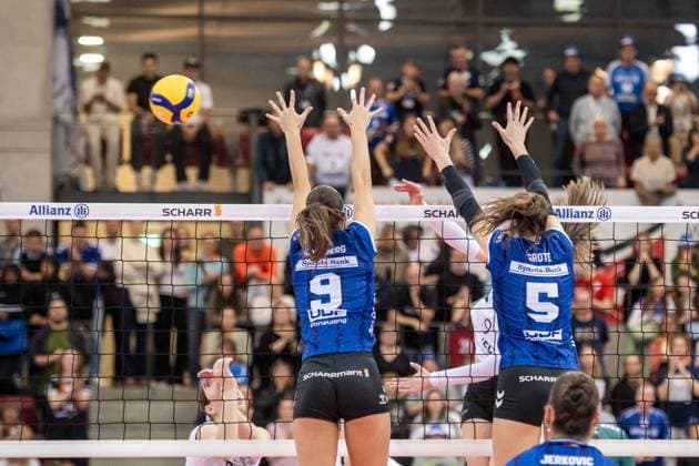 Stuttgart block of Anna Koulberg Allianz MTV Stuttgart, 09 and Lydia Grote Allianz MTV Stuttgart, 05 try to fend off the attack of Sara Marjanovic Binder Blaubaeren TSV Flacht, 09 GER, Allianz MTV Stuttgart vs Binder Blaubaeren Flacht, Volleyball Bundesliga, VBL, Spielzeit 2025 2026, 15 11 2025 GER, Allianz MTV Stuttgart vs Binder Blaubaeren Flacht, Volleyball Bundesliga, VBL, Spielzeit 2025 2026, 15 11 2025 Stuttgart Copyright: xSandyxDinkelackerx EP_SDR