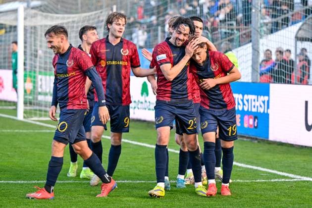 Unterhaching players with goal celebration, celebrate the goal, goal, celebration, jubilation over the goal to 4 0 by Wesley Krattenmacher Unterhaching, 19 1 v re , optimistic, action, action, 15 11 2025, Unterhaching Germany , Football, Regionalliga Bayern, SpVgg Unterhaching DJK Vilzing xslx