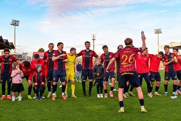 Unterhaching players with final cheer, thank the fans, thank, thanks, celebrate, optimistic, 15 11 2025, Unterhaching Germany , Football, Regionalliga Bayern, SpVgg Unterhaching DJK Vilzing xslx