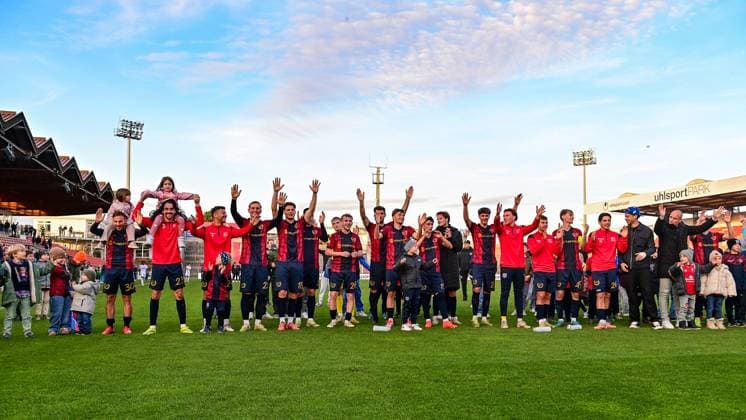 Unterhaching players with final cheer, thank the fans, thank, thanks, celebrate, optimistic, 15 11 2025, Unterhaching Germany , Football, Regionalliga Bayern, SpVgg Unterhaching DJK Vilzing xslx
