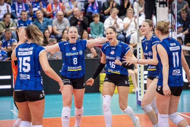 Eleanor Holthaus Allianz MTV Stuttgart, 08 , Mikala Mogensen Allianz MTV Stuttgart, 16 , Center and team cheer after home win against Flacht GER, Allianz MTV Stuttgart vs Binder Blaubaeren Flacht, Volleyball Bundesliga, VBL, Spielzeit 2025 2026, 15 11 2025 GER, Allianz MTV Stuttgart vs Binder Blaubaeren Flacht, Volleyball Bundesliga, VBL, Spielzeit 2025 2026, 15 11 2025 Stuttgart Copyright: xSandyxDinkelackerx EP_SDR