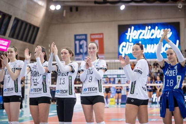Team of the Binder Blaubaeren are happy and thank you for the team support GER, Allianz MTV Stuttgart vs Binder Blaubaeren Flacht, Volleyball Bundesliga, VBL, Spielzeit 2025 2026, 15 11 2025 GER, Allianz MTV Stuttgart vs Binder Blaubaeren Flacht, Volleyball Bundesliga, VBL, Spielzeit 2025 2026, 15 11 2025 Stuttgart Copyright: xSandyxDinkelackerx EP_SDR