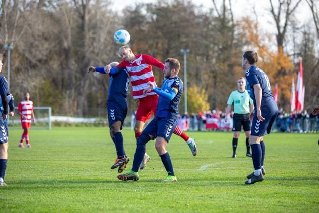 Header by Steffen Eder GFC, mi against Areg Khanbekyan FSV, left and Konrad Cassel re GER, Soccer, Men, State Cup, Round of 16, M V Cup, Mecklenburg Vorpommern Cup, FSV Blau Weiß Greifswald against Greifswalder FC, final score 0 8