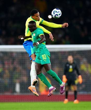 Gabriel Magalhaes of Brazil and Sadio Mane of Senegal. Brazil v Senegal, International Friendly, Länderspiel, Nationalmannschaft Football, Emirates Stadium, London, UK - 15 Nov 2025London Emirates Stadium United Kingdom EDITORIAL USE ONLY No use with unauthorised audio, video, data, fixture lists, club league logos or live services. Online in-match use limited to 120 images, no video emulation. No use in betting, games or single club league player publications. Copyright: xJamesxMarsh Shutterstockx 15786138ap