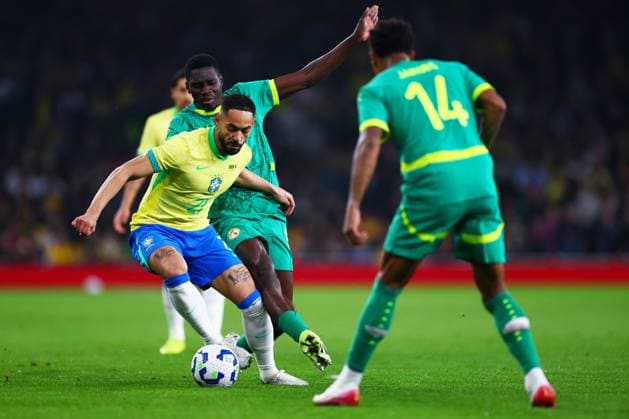 Matheus Cunha of Brazil and Ismaila Sarr of Senegal. Brazil v Senegal, International Friendly, Länderspiel, Nationalmannschaft Football, Emirates Stadium, London, UK - 15 Nov 2025London Emirates Stadium United Kingdom EDITORIAL USE ONLY No use with unauthorised audio, video, data, fixture lists, club league logos or live services. Online in-match use limited to 120 images, no video emulation. No use in betting, games or single club league player publications. Copyright: xJamesxMarsh Shutterstockx 15786138as