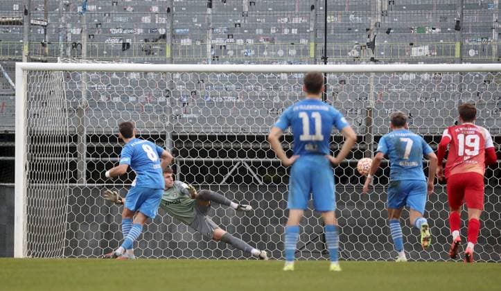 15 11 2025, xfsx, Men, Soccer, Season 2025 2026, Regionalliga Bayern, Matchday 18 FC Wuerzburger Kickers FV Illertissen v li Milos Cocic FV Illertissen scores the goal 1 1, scores the goal 1 1, Johann Hipper FC Wuerzburger Kickers , Marco Goetz FV Illertissen , Yannick Glessing FV Illertissen , Marius Uhl FC Wuerzburger Kickers Wuerzburg AKON ARENA Bayern Germany
