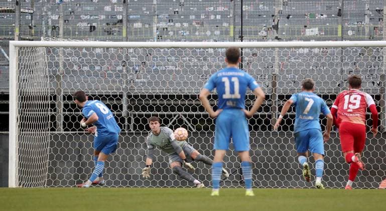 15 11 2025, xfsx, Men, Soccer, Season 2025 2026, Regionalliga Bayern, Matchday 18 FC Wuerzburger Kickers FV Illertissen v li Milos Cocic FV Illertissen scores the goal 1 1, scores the goal 1 1, Johann Hipper FC Wuerzburger Kickers , Marco Goetz FV Illertissen , Yannick Glessing FV Illertissen , Marius Uhl FC Wuerzburger Kickers Wuerzburg AKON ARENA Bayern Germany