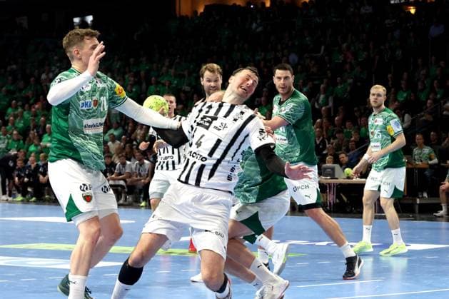 DEU, DHB, 1 HBL, Fuechse Berlin vs THW Kiel, 15 11 2025, Max Schmeling Halle, Berlin, DEU, DHB, 1 HBL, Fuechse Berlin vs THW Kiel, in the picture Lasse Andersson Fuechse Berlin 11 , Domagoj Duvnjak THW Kiel 4 nordphotoxGmbHx xEngler nph00076