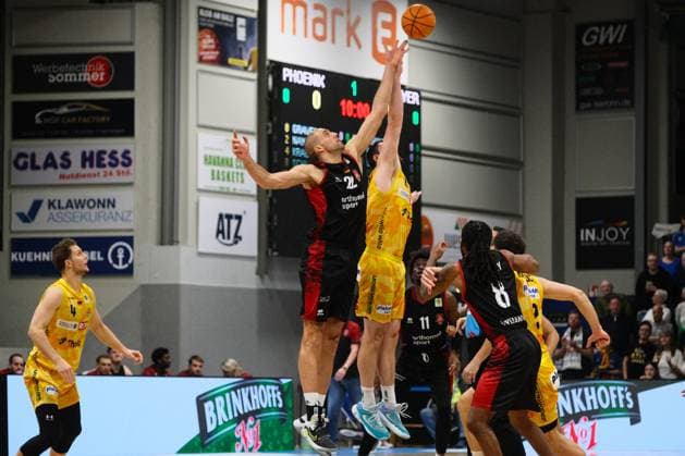 ProA Phoenix Hagen vs Bayer Giants Leverkusen, Hagen, 15 11 2025, Ischelandhalle Hagen Tip-off between Phoenix Hagen and Bayer Giants Leverkusen Tim Uhlemann Phoenix Hagen, 21, Forward and Dennis Heinzmann 22, Bayer Giants Leverkusen, C ProA Phoenix Hagen vs Bayer Giants Leverkusen, Hagen, 15 11 2025, Ischelandhalle Hagen Copyright: xBEAUTIFULxSPORTS Piepenstockx
