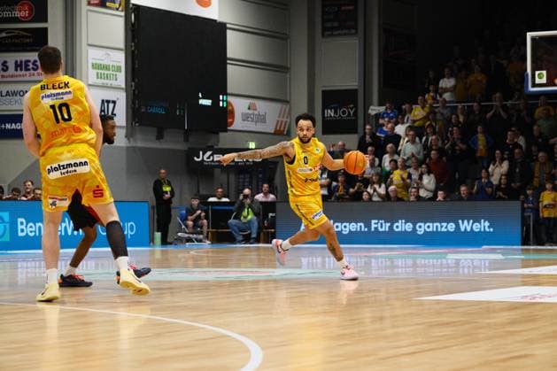 ProA Phoenix Hagen vs Bayer Giants Leverkusen, Hagen, 15 11 2025, Ischelandhalle Hagen Marcus Graves Phoenix Hagen, 0, Guard setting up play Fabian Bleck Phoenix Hagen, 10, Forward blocking ProA Phoenix Hagen vs Bayer Giants Leverkusen, Hagen, 15 11 2025, Ischelandhalle Hagen Copyright: xBEAUTIFULxSPORTS Piepenstockx