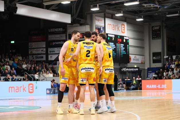 ProA Phoenix Hagen vs Bayer Giants Leverkusen, Hagen, 15 11 2025, Ischelandhalle Hagen Fabian Bleck Phoenix Hagen, 10, Forward , Dennis Nawrocki Phoenix Hagen, 2, Guard , Bjarne Kraushaar Phoenix Hagen, 4, Guard , Tim Uhlemann Phoenix Hagen, 21, Forward ProA Phoenix Hagen vs Bayer Giants Leverkusen, Hagen, 15 11 2025, Ischelandhalle Hagen Copyright: xBEAUTIFULxSPORTS Piepenstockx