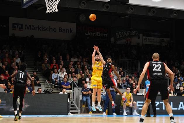 ProA Phoenix Hagen vs Bayer Giants Leverkusen, Hagen, 15 11 2025, Ischelandhalle Hagen Tim Uhlemann Phoenix Hagen, 21, Forward on three-point shot Defended by Kobe Langley 8, Bayer Giants Leverkusen, PG ProA Phoenix Hagen vs Bayer Giants Leverkusen, Hagen, 15 11 2025, Ischelandhalle Hagen Copyright: xBEAUTIFULxSPORTS Piepenstockx
