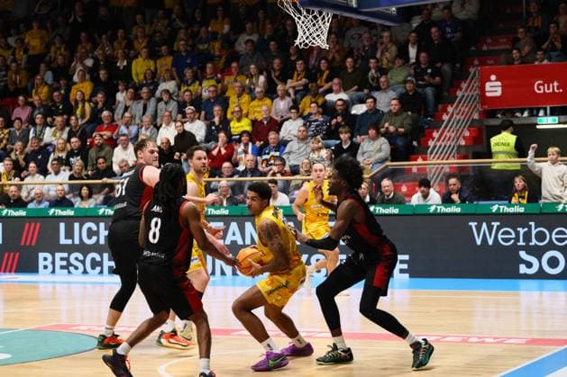 ProA Phoenix Hagen vs Bayer Giants Leverkusen, Hagen, 15 11 2025, Ischelandhalle Hagen Marvin Omuvwie Phoenix Hagen, 11, Forward under the basket, defended by Kobe Langley 8, Bayer Giants Leverkusen, PG and Sören Eyke Urbansky 51, Bayer Giants Leverkusen, C ProA Phoenix Hagen vs Bayer Giants Leverkusen, Hagen, 15 11 2025, Ischelandhalle Hagen Copyright: xBEAUTIFULxSPORTS Piepenstockx