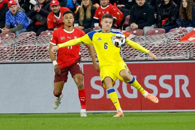Dan Ndoye Switzerland, 11 and Emil Holm Sweden, 06 fighting for the ball , Switzerland, FIFA, World Cup Qualification Europe, Group B , Switzerland vs Sweden, 15 11 2025, Stade de Geneve, Geneva, Switzerland Geneva Stade de Geneve Canton Geneva Switzerland Copyright: xGrantxHubbsx