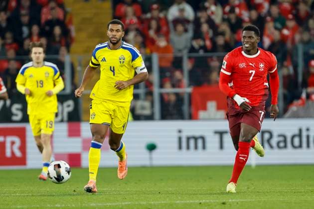 Isak Hien Sweden, 04 and Breel Embolo Switzerland, 07 in running duel , Switzerland, FIFA, World Cup Qualification Europe, Group B , Switzerland vs Sweden, 15 11 2025, Stade de Geneve, Geneva, Switzerland Geneva Stade de Geneve Canton Geneva Switzerland Copyright: xGrantxHubbsx