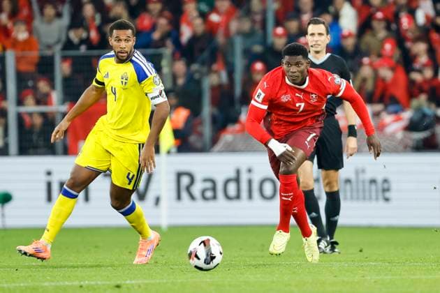 Isak Hien Sweden, 04 and Breel Embolo Switzerland, 07 in duel , Switzerland, FIFA, World Cup Qualification Europe, Group B , Switzerland vs Sweden, 15 11 2025, Stade de Geneve, Geneva, Switzerland Geneva Stade de Geneve Canton Geneva Switzerland Copyright: xGrantxHubbsx