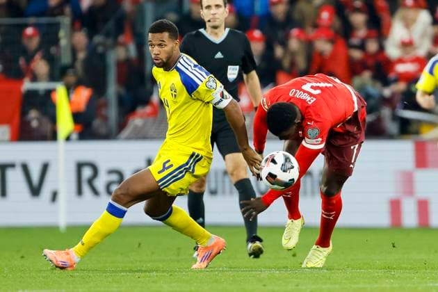 Isak Hien Sweden, 04 and Breel Embolo Switzerland, 07 in duel , Switzerland, FIFA, World Cup Qualification Europe, Group B , Switzerland vs Sweden, 15 11 2025, Stade de Geneve, Geneva, Switzerland Geneva Stade de Geneve Canton Geneva Switzerland Copyright: xGrantxHubbsx