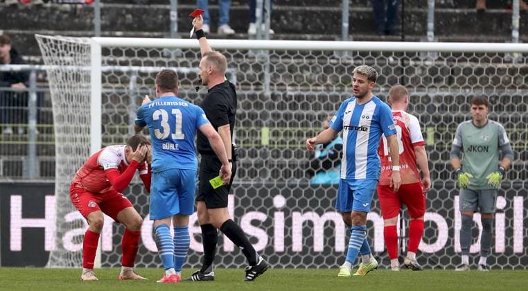 15 11 2025, xfsx, Herren, Fußball, Saison 2025 2026, Regionalliga Bayern, 18 Spieltag FC Wuerzburger Kickers FV Illertissen v li Tim Kraus FC Wuerzburger Kickers enttaeuschtend schauen, Enttaeuschung, disappointed, Tobias Ruehle FV Illertissen , Referee Stefan Treiber shows the yellow-red card, second yellow card, Yannick Glessing FV Illertissen , Philipp Ochs FC Wuerzburger Kickers , Johann Hipper FC Wuerzburger Kickers Wuerzburg AKON ARENA Bayern Germany