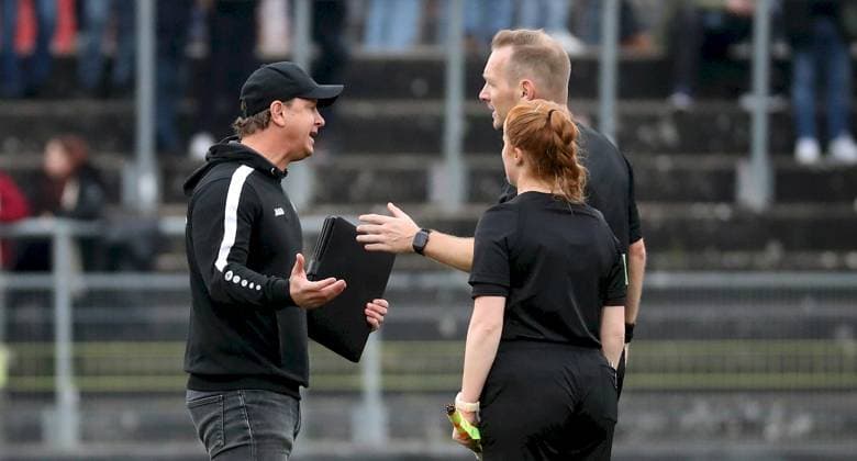 15 11 2025, xfsx, Herren, Fußball, Saison 2025 2026, Regionalliga Bayern, 18 Spieltag FC Wuerzburger Kickers FV Illertissen v li Trainer Marc Reitmaier FC Wuerzburger Kickers gibt Anweisungen, gestikuliert, mit den Armen gestikulieren, gives instructions, gesticulate, Schiedsrichter Stefan Treiber gibt Anweisungen, gestikuliert, mit den Armen gestikulieren, gives instructions, gesticulate, Schiedsrichter Assistentin Jana Hagwein Wuerzburg AKON ARENA Bayern Germany