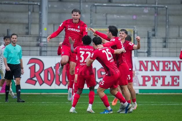 Germany, Football, Regionalliga Südwest, Season 2025 2026, 17 Matchday SC Freiburg II vs 1 FSV Mainz 05 II Dreisamstadion Freiburg Jack James SC Freiburg II, 14 Goal, Goal celebration, Emotions, Goal kick, Joy, Cheering, Freiburg Dreisamstadion Baden Württemberg Germany Copyright: xFINLEYxMÖRCHx