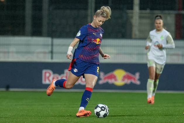 Julia Landenberger RB Leipzig, 21 on the ball, single image, full body, action, action, game scene, THE DFB REGULATIONS PROHIBIT ANY USE OF PHOTOGRAPHS AS IMAGE SEQUENCES AND OR QUASI VIDEO , 16 11 2025, Leipzig Germany , Football, DFB Pokal Women, RB Leipzig SV Werder Bremen xobx