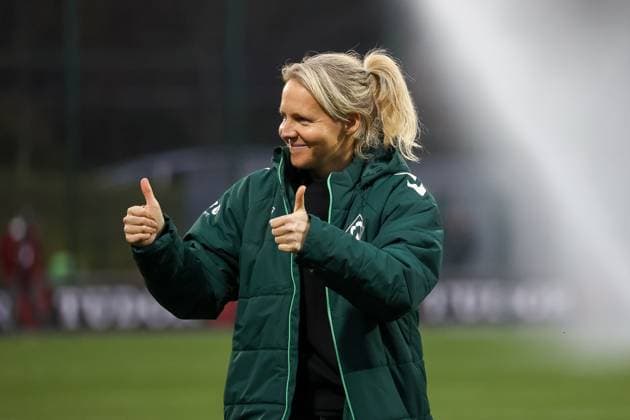 Friederike Kromp SV Werder Bremen Women, head coach before the match, thumbs up to the fans, thanks fans for their support, RB Leipzig Women vs SV Werder Bremen Women, Football, DFB Pokal Women, Round of 16, Season 2025 2026, 16 11 2025,¨ DFL REGULATIONS PROHIBIT ANY USE OF PHOTOGRAPHS AS IMAGE SEQUENCES AND OR QUASI VIDEO,¨ RB Leipzig Women vs SV Werder Bremen Women, Football, DFB Cup Women, Round of 16, Season 2025 2026, 16 11 2025 Leipzig Copyright: xEibner-Pressefoto LauraxRoemerx EP_LRR