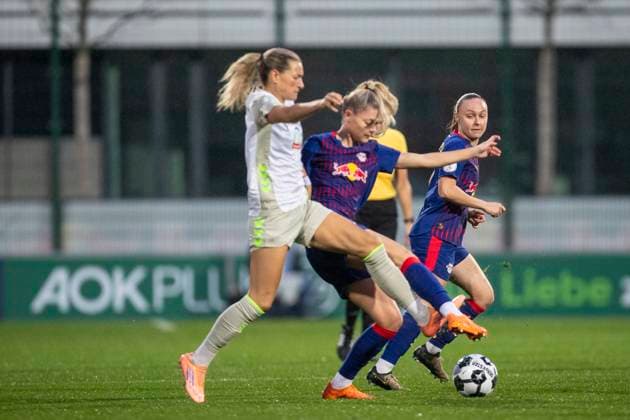 GER, Leipzig, Soccer, DFB Cup Women, Round of 16, RB Leipzig vs SV Werder Bremen in the picture from l Medina Desic Werder Bremen 09 , Julia Landenberger RB Leipzig 21 , Zweikampf 16 11 2025, RB Leipzig Training Academy, Cottaweg Leipzig DFB REGULATIONS PROHIBIT ANY USE OF PHOTOGRAPHS AS IMAGE SEQUENCES AND OR QUASI VIDEO, Copyright: HMBxMedia PaulxFritz