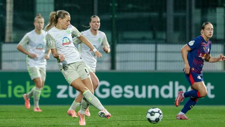 Medina Desic SV Werder Bremen, 9 on the ball, single image, full body, action, action, match scene, THE DFB REGULATIONS PROHIBIT ANY USE OF PHOTOGRAPHS AS IMAGE SEQUENCES AND OR QUASI VIDEO , 16 11 2025, Leipzig Germany , Football, DFB Pokal Women, RB Leipzig SV Werder Bremen xobx