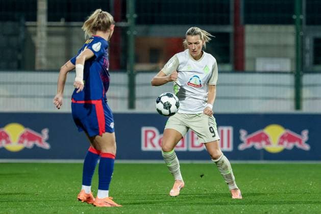 Medina Desic SV Werder Bremen, 9 on the ball, single image, full body, action, action, match scene, THE DFB REGULATIONS PROHIBIT ANY USE OF PHOTOGRAPHS AS IMAGE SEQUENCES AND OR QUASI VIDEO , 16 11 2025, Leipzig Germany , Football, DFB Pokal Women, RB Leipzig SV Werder Bremen xobx