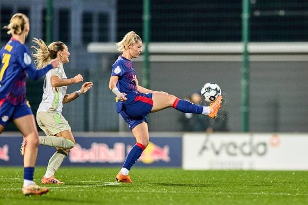 16 11 2025, GER, womens soccer, DFB Cup, round of 16, 2025 2026, RB Leipzig SV Werder Bremen Julia Landenberger 21, RB Leipzig , free position, ball reception, grass flies Leipzig training center of the Red Bull Saxony Germany