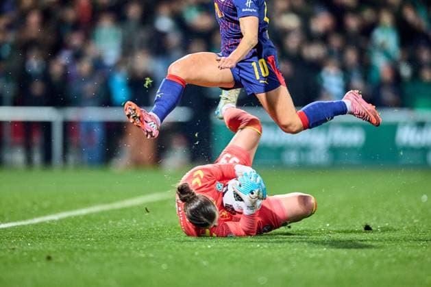 16 11 2025, GER, Womens Soccer, DFB Cup, Round of 16, 2025 2026, RB Leipzig SV Werder Bremen details, Gina Chmielinski 10, RB Leipzig jumps over Marielle El Sherif 39, SV Werder Bremen , with ball Leipzig training center of the Red Bull Saxony Germany