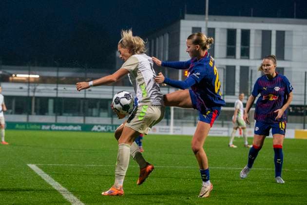 GER, Leipzig, Soccer, DFB Cup Women, Round of 16, RB Leipzig vs SV Werder Bremen in the picture from l Medina Desic Werder Bremen 09 , Marlene Mueller RB Leipzig 27 , Zweikampf 16 11 2025, RB Leipzig Training Academy, Cottaweg Leipzig DFB REGULATIONS PROHIBIT ANY USE OF PHOTOGRAPHS AS IMAGE SEQUENCES AND OR QUASI VIDEO, Copyright: HMBxMedia PaulxFritz