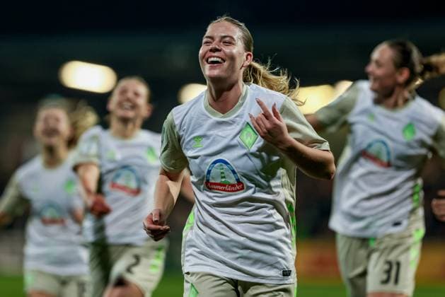 Goalscorer Juliane Wirtz SV Werder Bremen, 28 with goal celebration, cheering, jubilant, optimistic, match scene, highlight, joy about the goal to 1 1, THE DFB REGULATIONS PROHIBIT ANY USE OF PHOTOGRAPHS AS IMAGE SEQUENCES AND OR QUASI VIDEO , 16 11 2025, Leipzig Germany , Football, DFB Pokal Women, RB Leipzig SV Werder Bremen xobx
