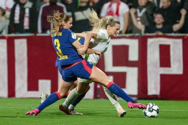 from left Andrea Norheim RB Leipzig, 3 and Medina Desic SV Werder Bremen, 9 in a duel, dynamic, action, action, game scene, THE DFB REGULATIONS PROHIBIT ANY USE OF PHOTOGRAPHS AS IMAGE SEQUENCES AND OR QUASI VIDEO , 16 11 2025, Leipzig Germany , Football, DFB Pokal Women, RB Leipzig SV Werder Bremen xobx