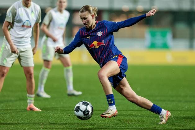 Marlene Müller RB Leipzig, 27 on the ball, single image, full body, action, action, game scene, THE DFB REGULATIONS PROHIBIT ANY USE OF PHOTOGRAPHS AS IMAGE SEQUENCES AND OR QUASI VIDEO , 16 11 2025, Leipzig Germany , Football, DFB Pokal Women, RB Leipzig SV Werder Bremen xobx