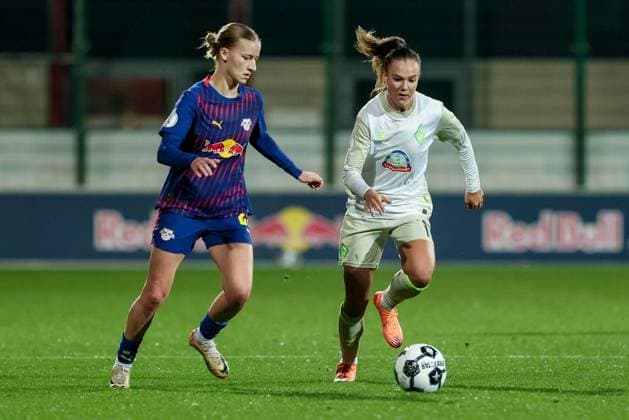 from left Marlene Müller RB Leipzig, 27 and Maja Sternad SV Werder Bremen, 11 in a duel, dynamic, action, action, game scene, THE DFB REGULATIONS PROHIBIT ANY USE OF PHOTOGRAPHS AS IMAGE SEQUENCES AND OR QUASI VIDEO , 16 11 2025, Leipzig Germany , Football, DFB Pokal Women, RB Leipzig SV Werder Bremen xobx