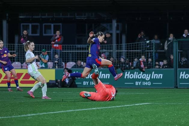Sinem Oezdemir SV Werder Bremen Frauen, 30 haelt den Ball, Gina Chmielinski RB Leipzig Frauen, 10 Sprung über sie, RB Leipzig Frauen vs SV Werder Bremen Frauen, Fußball, DFB Pokal Frauen, Achtelfinale, Saison 2025 2026, 16 11 2025,¨ DFL REGULATES PROHIBIT ANY USE OF PHOTOGRAPHS AS IMAGE SEQUENCES AND OR QUASI VIDEO,¨ RB Leipzig Women vs SV Werder Bremen Women, Football, DFB Cup Women, Round of 16, Season 2025 2026, 16 11 2025 Leipzig Copyright: xEibner-Pressefoto LauraxRoemerx EP_LRR