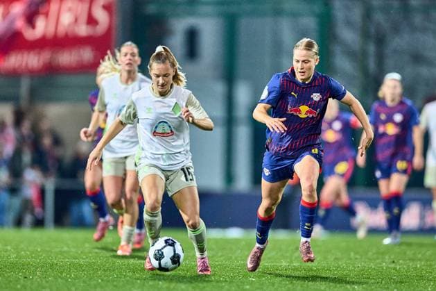 16 11 2025, GER, womens soccer, DFB Cup, round of 16, 2025 2026, RB Leipzig SV Werder Bremen Michelle Weiß 15, SV Werder Bremen, re , Emilia Asgeirsdottir 8, RB Leipzig , duel for ball, Aktion Leipzig training center of the Red Bull Saxony Germany