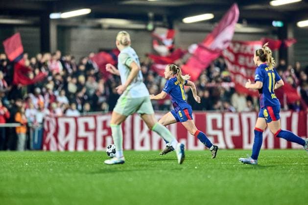 16 11 2025, GER, womens soccer, DFB Cup, round of 16, 2025 2026, RB Leipzig SV Werder Bremen Lou Ann Joly 6, RB Leipzig , action, dribbles, fans in the background Leipzig training center of the Red Bull Saxony Germany