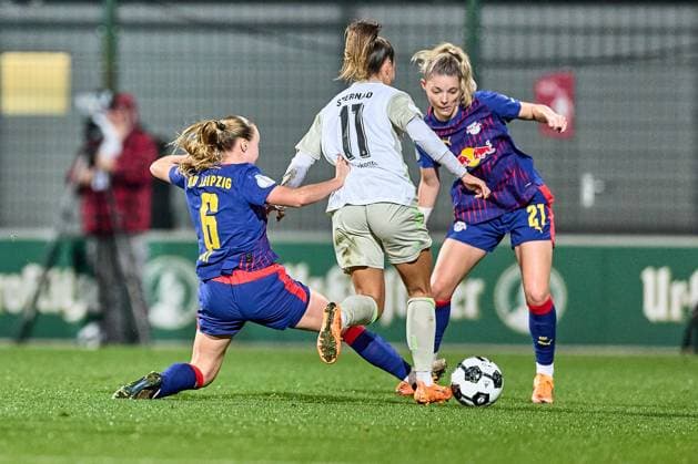 16 11 2025, GER, Womens soccer, DFB Cup, Round of 16, 2025 2026, RB Leipzig SV Werder Bremen f l n r Lou Ann Joly 6, RB Leipzig , Maja Sternad 11, SV Werder Bremen , Julia Landenberger 21, RB Leipzig , Action, Battle for Ball Leipzig Training Center of the Red Bull Saxony Germany
