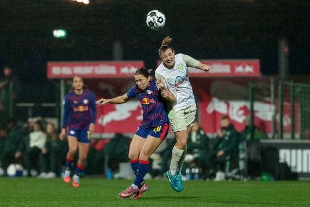 from left Gina Chmielinski RB Leipzig, 10 and Verena Wieder SV Werder Bremen, 31 in header duel, header, duel, action, action, game scene, THE DFB REGULATIONS PROHIBIT ANY USE OF PHOTOGRAPHS AS IMAGE SEQUENCES AND OR QUASI VIDEO , 16 11 2025, Leipzig Germany , Football, DFB Pokal Women, RB Leipzig SV Werder Bremen xobx