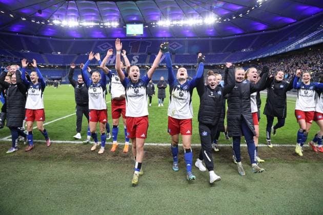 GER, xFSx ,Hamburg, HSV ,2 Runde DFB Pokal der Frauen Fussball, DFL, Hamburger SV , Bayer 04 Leverkusen , am Hamburger Volksparkstadion , 16 11 2025 , v l The team of Hamburger SV celebrates the victory against Bayern 04 Leverkusen DFL regulations prohibit any use of photographs as image sequences and or quasi video Copyright: HMBxMedia FernandoxSoares