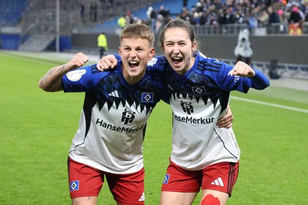 GER, xFSx ,Hamburg, HSV ,2 Runde DFB Pokal der Frauen Fussball, DFL, Hamburger SV , Bayer 04 Leverkusen , am Hamburger Volksparkstadion , 16 11 2025 , v l Die Mannschaft vom Hamburger SV feiern den Sieg gegen Bayern 04 Leverkusen , Jobina Lahr Hamburger SV ,31 ,Maria Mikolajova Hamburger SV ,27 DFL regulations prohibit any use of photographs as image sequences and or quasi video Copyright: HMBxMedia FernandoxSoares
