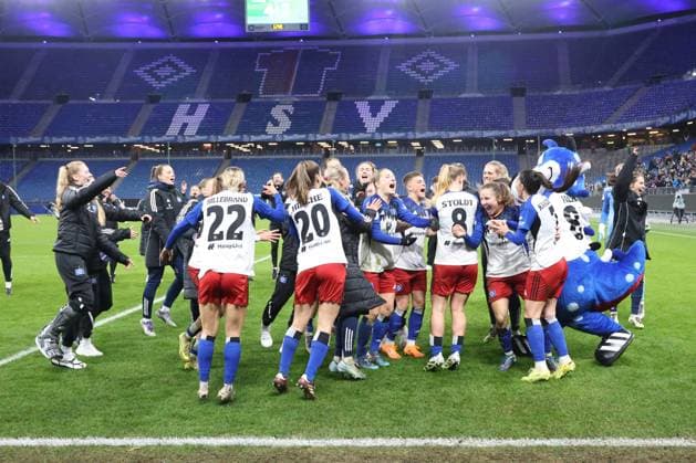 GER, xFSx ,Hamburg, HSV ,2 Runde DFB Pokal der Frauen Fussball, DFL, Hamburger SV , Bayer 04 Leverkusen , am Hamburger Volksparkstadion , 16 11 2025 , v l The team of Hamburger SV celebrates the victory against Bayern 04 Leverkusen DFL regulations prohibit any use of photographs as image sequences and or quasi video Copyright: HMBxMedia FernandoxSoares