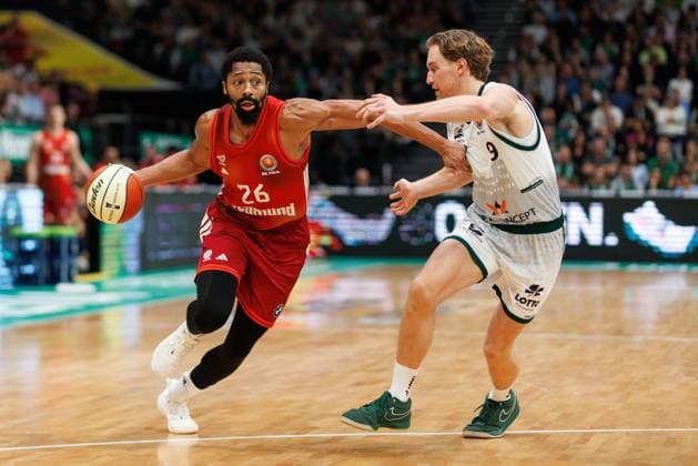 Spencer Dinwiddie FC Bayern Basketball in duel with Marco Hollersbacher Gladiators Trier , Vet Concept Gladiators Trier vs FC Bayern Basketball, Basketball, BBL Pokal, Quarterfinals, Season 2025 2026, 16 11 2025 Vet Concept Gladiators Trier vs FC Bayern Basketball, Basketball, BBL Pokal, Quarterfinals, Season 2025 2026, 16 11 2025 Copyright: xEibner-Pressefoto AlexanderxNeisx EP_ANS