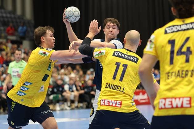 GER, 1 DAIKIN HBL, Bergischer HC vs Rhein Neckar Loewen 16 11 2025, Mitsubishi Electric HALLE, Duesseldorf, GER, 1 DAIKIN HBL, Bergischer HC vs Rhein Neckar Loewen, in the picture Soeren Steinhaus BHC 53 , in a duel against Lukas Sandell Rhein Neckar Loewen 11 , nordphotoxGmBHx xMeuter nph00351