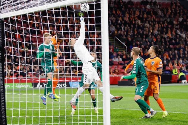 Virgil van Dijk of the Netherlands, Edvinas Gertmonas of Lithuania Netherlands v Lithuania, FIFA World Cup, WM, Weltmeisterschaft, Fussball 2026 Qualifier, Netherlands v Lithuania, Johan Cruijff Arena, November 17, 2025, Amsterdam, Netherlands.